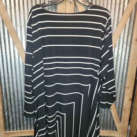 AVENUE~Womens Plus Black & White Geo Print Blouse 3/4 Sleeve~Sz 26/28 - Picture 2 of 2